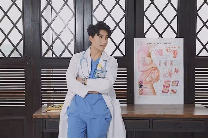 Gia đình anh cũng có truyền thống làm ngành y. Lúc đầu bác sĩ Quang tính theo chuyên ngành ngoại khoa nhưng sau khi tốt nghiệp, anh chuyển sang sản khoa.