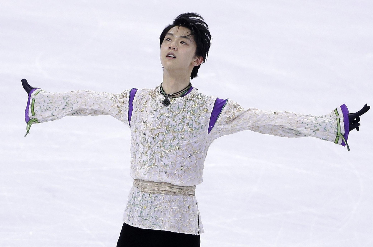 Được biết, hàng nghìn con gấu bông được người hâm mộ ném xuống sân băng sẽ được "hoàng tử sân băng" dành tặng những trẻ em có hoàn cảnh khó khăn.