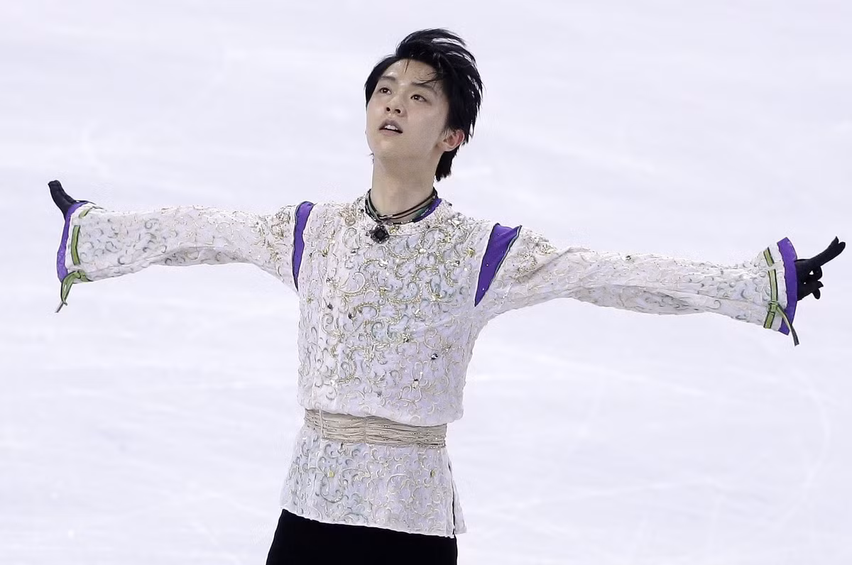 Được biết, hàng nghìn con gấu bông được người hâm mộ ném xuống sân băng sẽ được "hoàng tử sân băng" dành tặng những trẻ em có hoàn cảnh khó khăn.