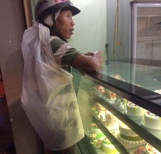 Người bố mặc áo mưa rách, gom một tập tiền lẻ vào mua tặng con một chiếc bánh kem nhân ngày sinh nhật. Dù bản thân mình thiếu thốn nhưng luôn muốn con được vui vẻ, nhận được những điều tốt đẹp nhất.