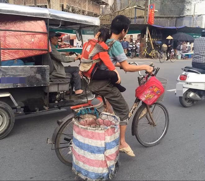 Bố luôn là điểm tựa vững vàng nhất trên cuộc đời. Mọi khó khăn, vất vả chỉ cần núp sau lưng bố là tan biến hết.