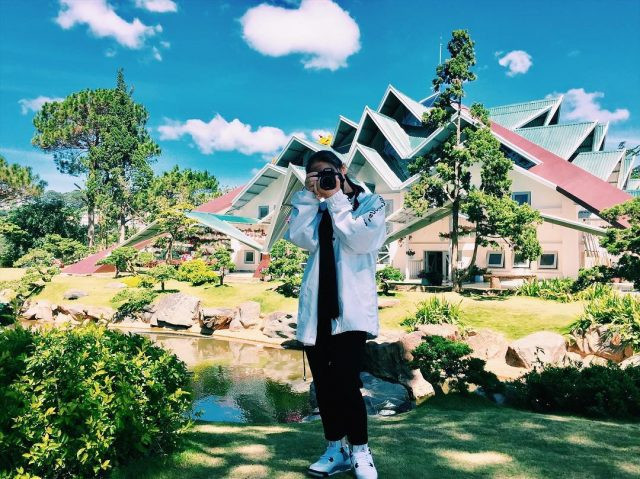 Tổ hợp hồ cá, quán cafe Kororo và kiến trúc Nhà Mái khác lạ được nhiều bạn trẻ ưa thích và thường xuyên checkin cùng. Ảnh: vntrip.vn