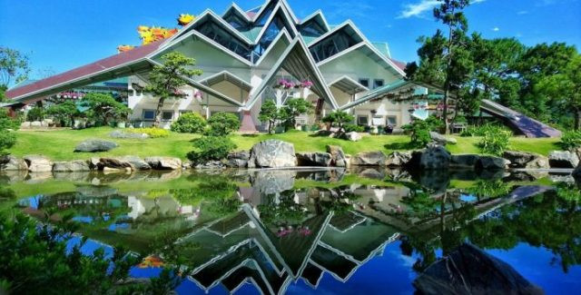 Ngoài Khung cửa sổ thiên hà, KDL Lá Phong ghi điểm với nhiều công trình được đầu tư quy mô. Ảnh: vntrip.vn