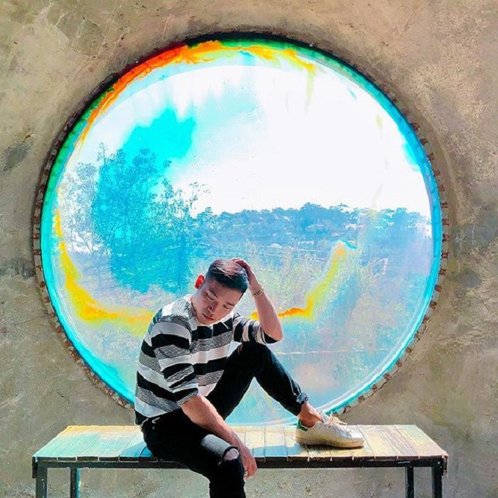 Điểm check-in mới được đặt tên như vậy do sở hữu những ô cửa kính tròn và đầy màu sắc. Ảnh: we25.vn