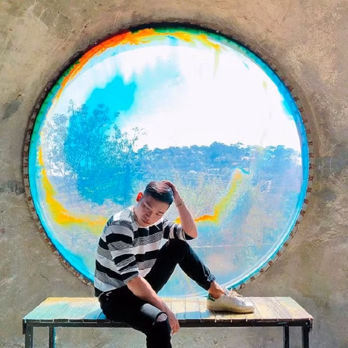 Điểm check-in mới được đặt tên như vậy do sở hữu những ô cửa kính tròn và đầy màu sắc. Ảnh: we25.vn