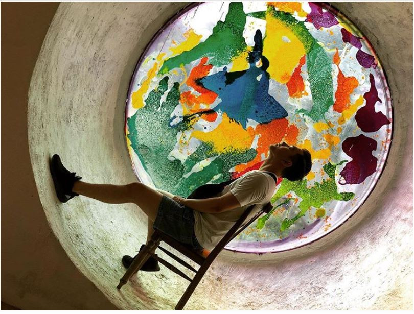 Ô cửa này nằm trong khuôn viên khu du lịch Lá Phong - vốn được biết đến với các công trình được thiết kế độc đáo. Ảnh: 6giosang.com