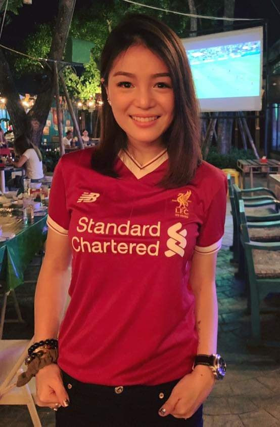 Có lẽ sự nghiệp gắn liền với sân cỏ nên người đàn bà quyền lực của bóng đá Thái Lan trung thành với phong cách khoẻ khoắn.