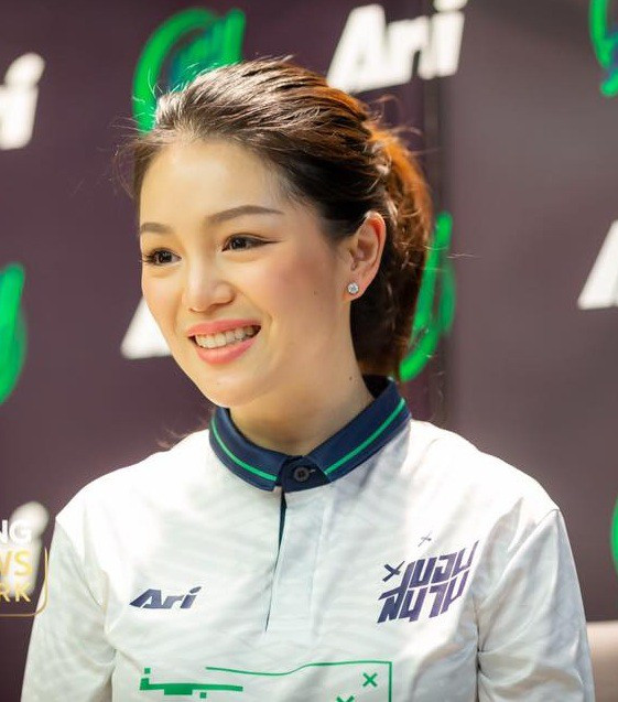 Cuối năm 2017, sau khi trở về từ SEA Games, bà Watanya Wongopasi quyết định từ chức khi FAT lên kế hoạch tái cơ cấu bộ máy lãnh đạo, bỏ chức danh trưởng đoàn ở các đội tuyển bóng đá.