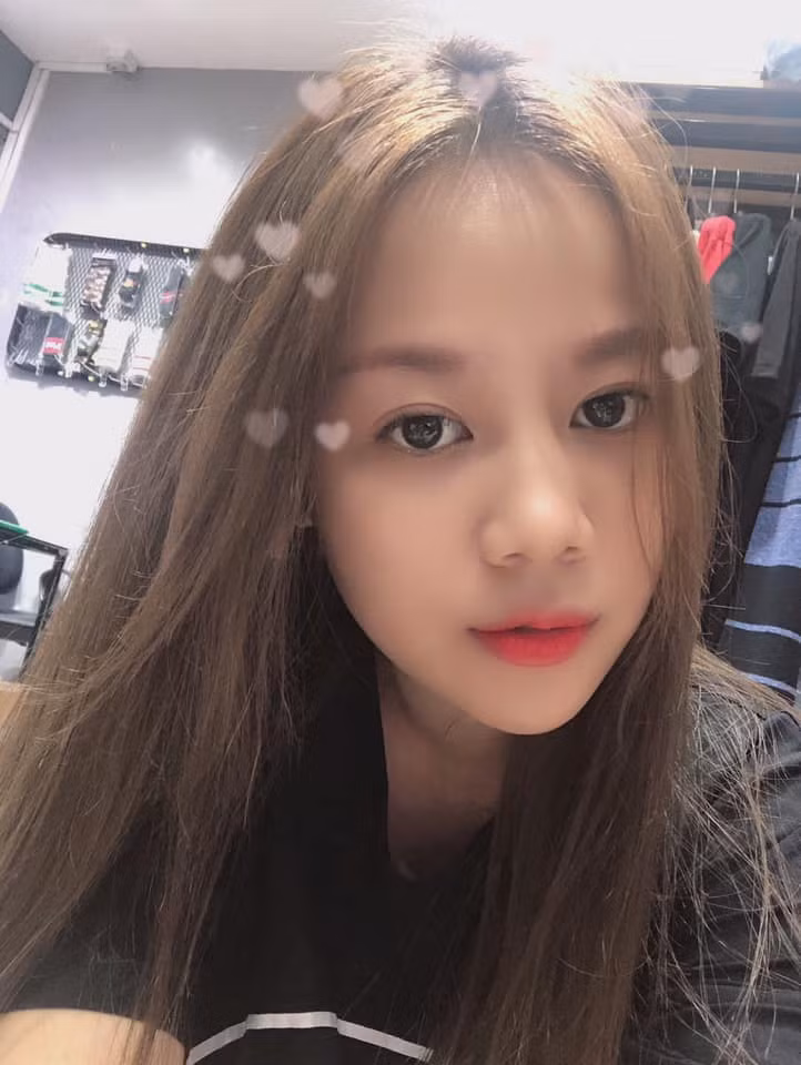 Lê Thu Uyên, bạn gái thủ môn Văn Toản sở hữu ngoại hình xinh đẹp, dễ thương, phù hợp với độ tuổi. Hot girl Hải Phòng có đôi mắt to tròn, khuôn mặt V-live và đôi môi đẹp từng được bạn trai khen ngợi "yêu mỗi đôi môi".