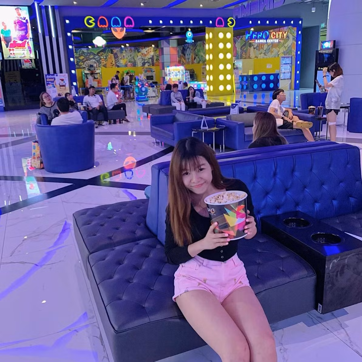 Không chỉ vậy, nàng WAG Yến Xuân còn có tính cách thân thiện, gần gũi. Trên trang cá nhân, cô nàng cũng rất chăm chỉ chia sẻ những phương pháp ăn uống, luyện tập cho những người không có thời gian ra phòng gym.