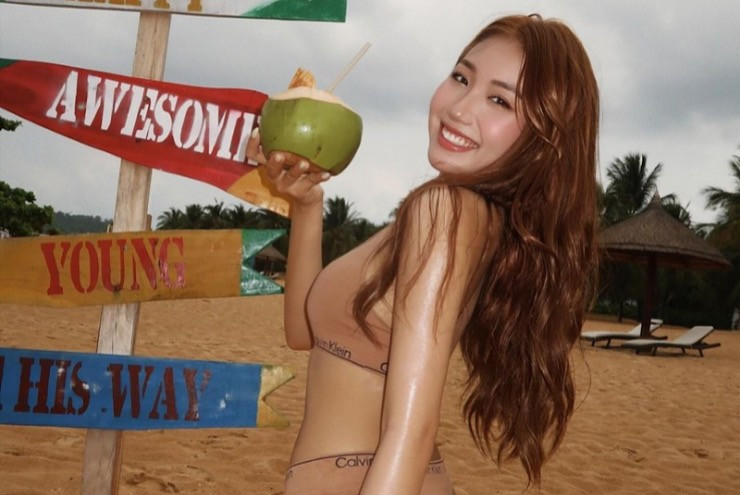 Được biết, chuyến nghỉ dưỡng này cô đi cùng chồng mình là Duy Nhỏ - hay còn được biết đến với cái tên là Bụt.