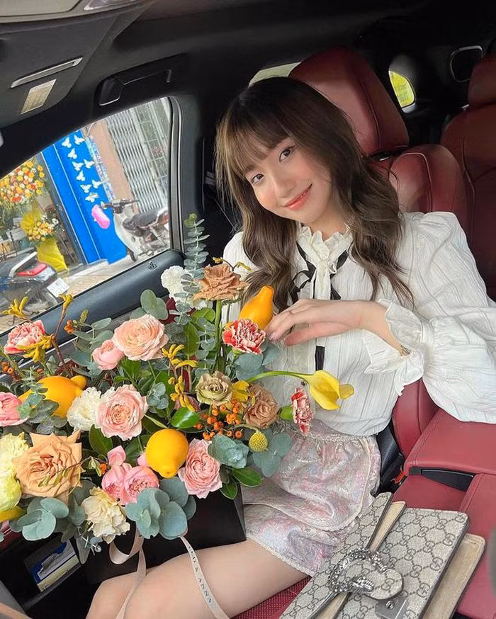 Cô thường xuyên chia sẻ những hình ảnh cuộc sống hàng ngày, thời trang cô thường diện cũng thường là những trang phục thuộc các nhãn hiệu xa xỉ đắt đỏ.