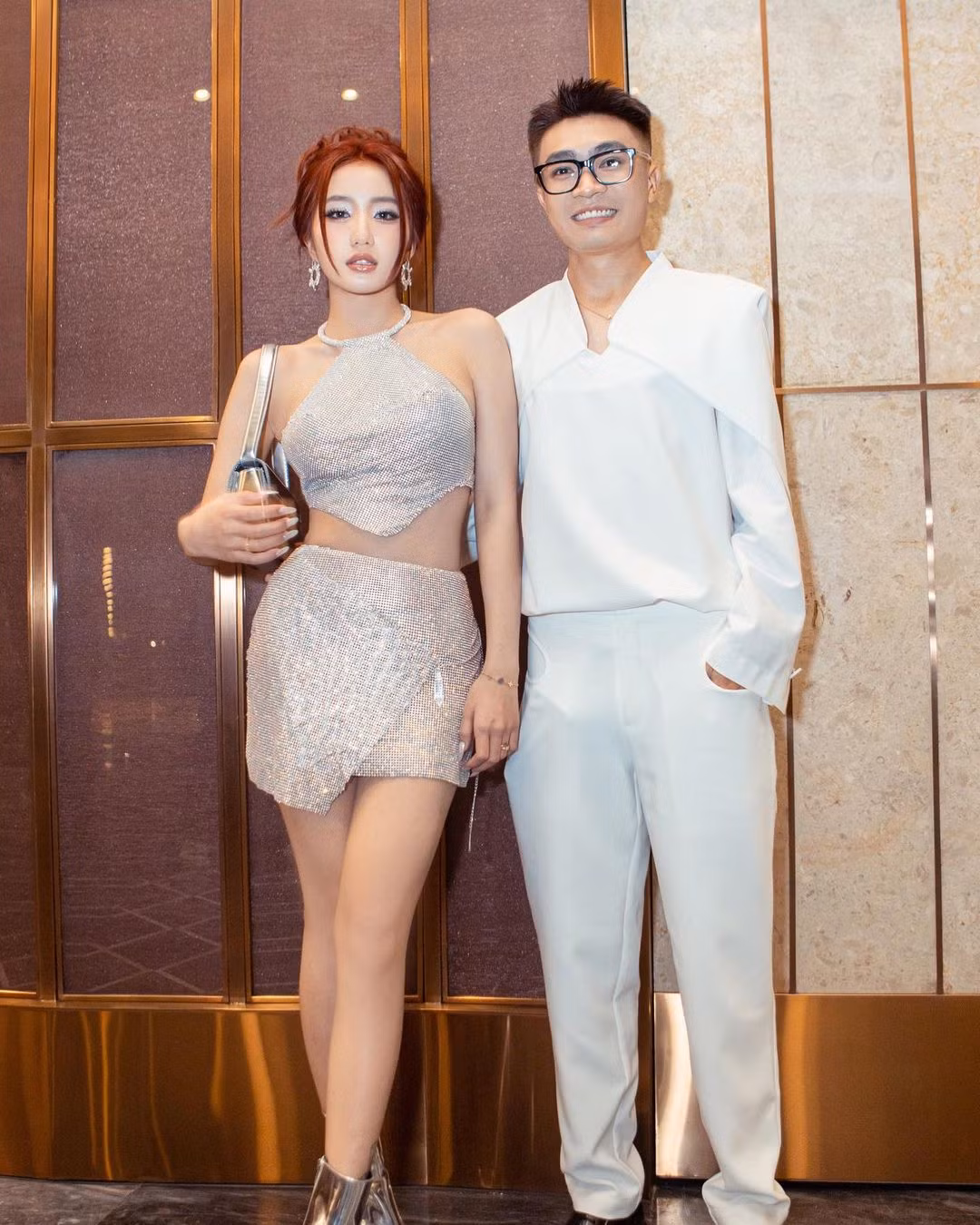 Lê Thị Khánh Huyền (SN 2004) là hot girl sở hữu kênh TikTok hơn 8 triệu người theo dõi. Cô kết hôn với Bụt (hay Duy Nhỏ, tên thật Nguyễn Phạm Anh Duy, SN 1997) vào cuối tháng 12/2022.