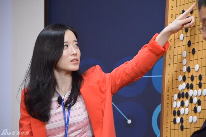 Kim Yeowon (sinh 1987) được mệnh danh " nữ thần cờ vây" của Hàn Quốc. Cô là kỳ thủ chuyên nghiệp, đồng thời phụ trách dẫn dắt một chương trình về cờ vây trên truyền hình. Kim còn là giáo viên tại một kênh dạy cờ vây trên mạng.