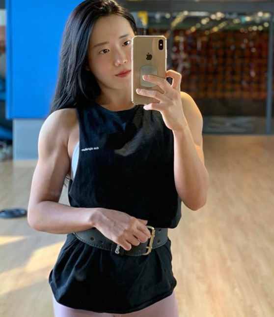 Vốn quen thuộc với hình ảnh dịu dàng, nhã nhặn khi dẫn dắt các chương trình dạy cờ vây, 8X "lột xác" hoàn toàn khi đứng trên sân khấu khoe body rắn chắc, cơ bắp cuồn cuộn.