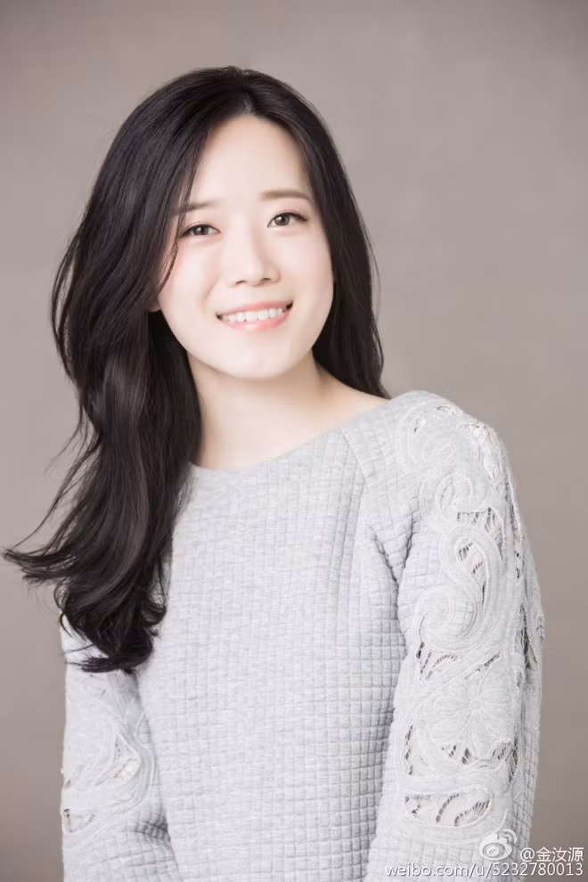 Có cha mẹ là những nhà điều hành của một viện cờ vây, Kim Yeowon đến với bộ môn này từ năm 7 tuổi. Đến 9 tuổi, 8X đã chiến thắng một cuộc thi quốc gia và bắt đầu con đường nghiên cứu để trở thành một chuyên gia cờ vây.