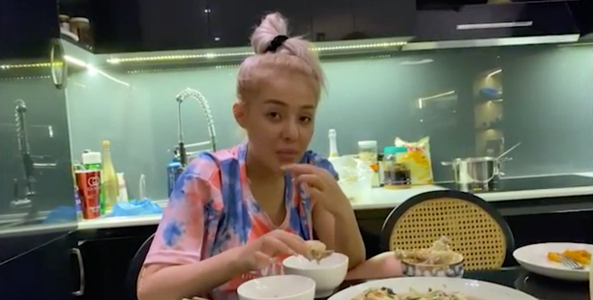 Mới đây, trên kênh Youtube của mình, Lương Bằng Quang đăng tải một clip với nội dung Ngân 98 ghen tuông với người yêu cũ của bạn trai vàkhông muốn đi dự sinh nhật. Suốt cả đoạn clip kéo dài hơn 5 phút, cô nàng chỉ ngồi ăn và nói liên tục.