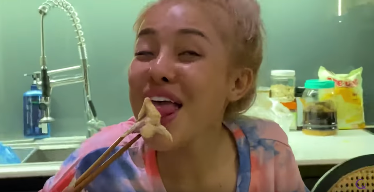 Sẽ chẳng có vấn đề gì nếu như ở phía cuối clip, hot girl Ngân 98 không có hành động lố lăng và phản cảm. Cô nàng diễn tả lại sở thích của Lương Bằng Quang bằng biểu cảm vô cùng khó nhìn khiến nhiều người phát tởm.