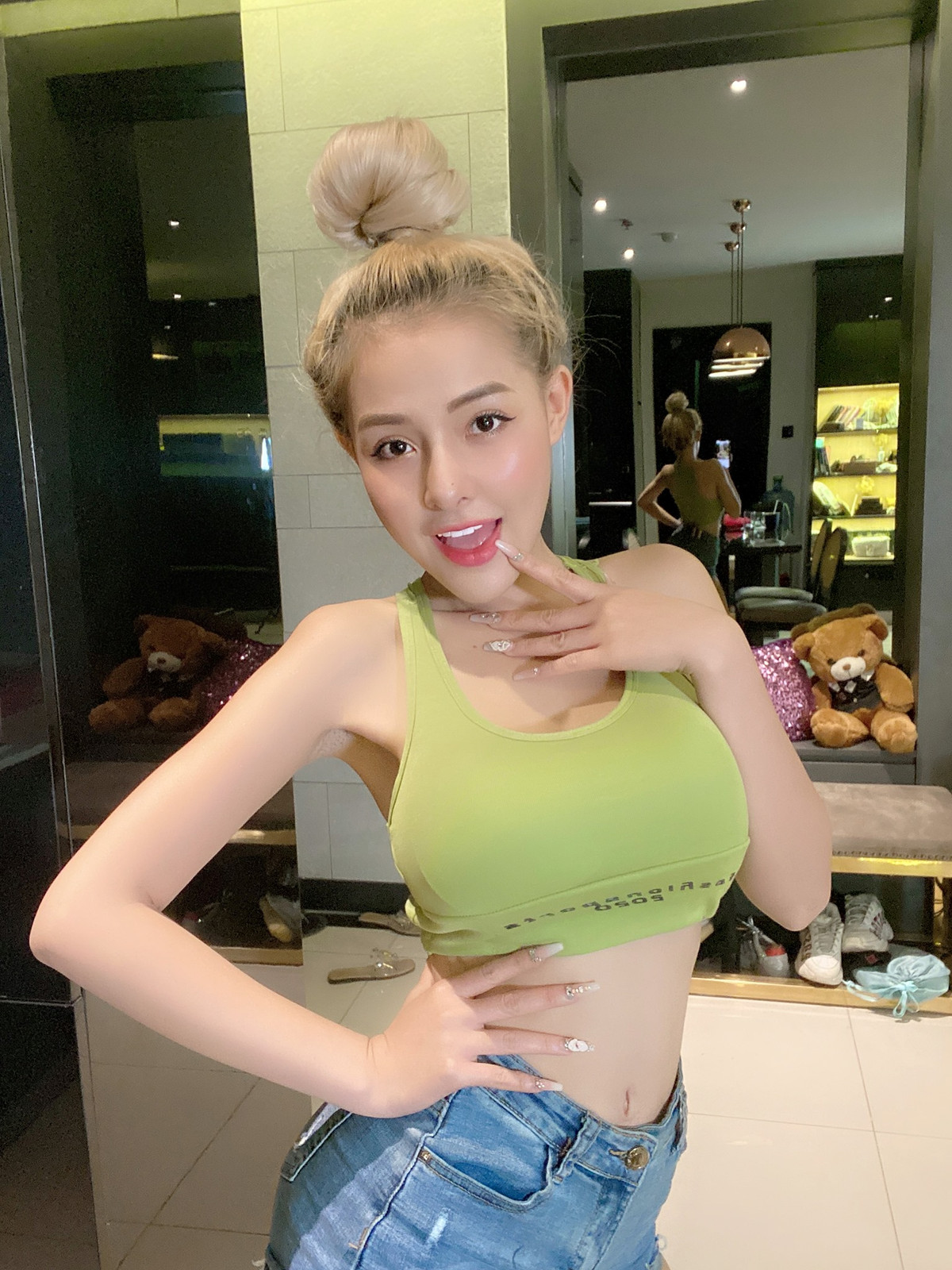 Chính bởi những chiêu trò nổi tiếng của mình nên Ngân 98 bị cộng đồng mạng đặt cho những cái tên cực kỳ đáng xấu hổ như "hot girl vô liêm xỉ", "hot girl khoe hàng",....