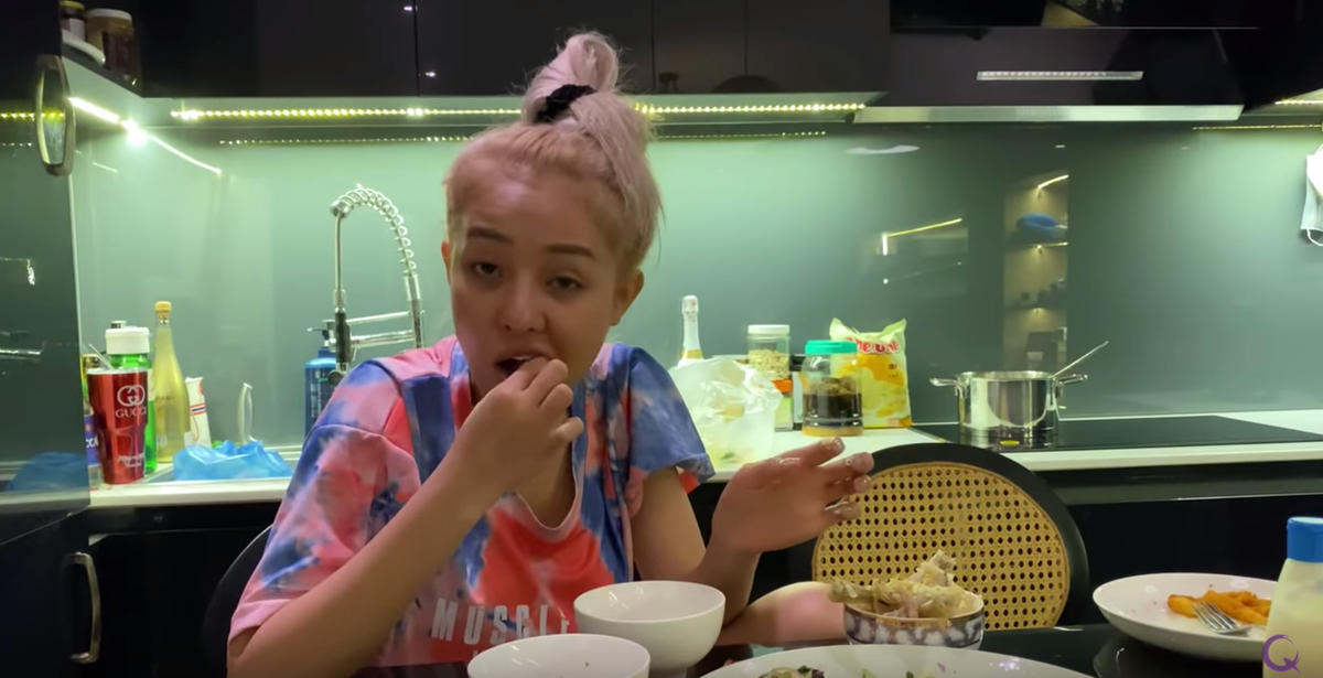 Bên cạnh đó, nhan sắc của Ngân 98 trong clip cũng được cộng đồng mạng chú ý đặc biệt. Không trang điểm, trông cô nàng như một người khác hoàn toàn với đôi mắt trũng sâu mệt mỏi, sắc mặt tái nhợt.