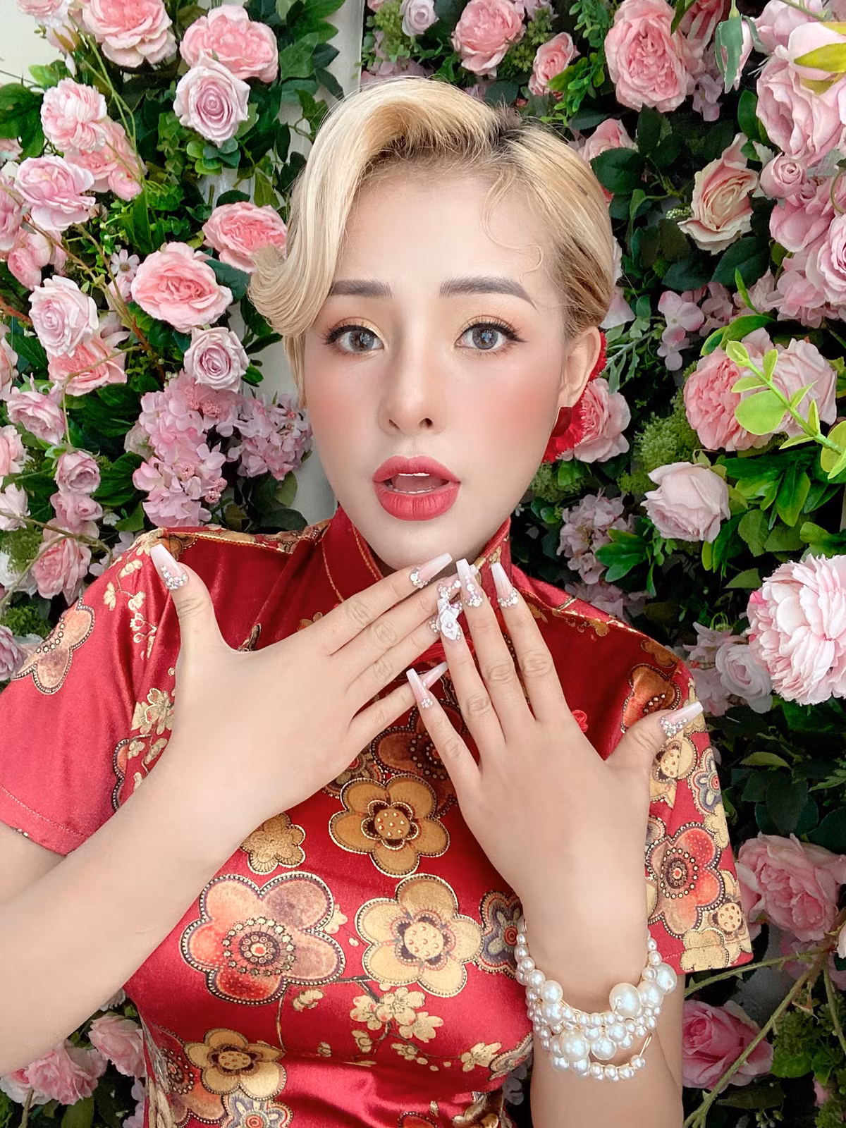 Ngân 98, tên thật là Võ Thị Ngọc Ngân nổi tiếng trên mạng xã hội nhờ những trò khoe thân, tự tạo scandal rẻ tiền. Cô nàng và bạn trai hơn 16 tuổi Lương Bằng Quang luôn khiến người hâm mộ sốc nặng mỗi khi lên tiếng phát ngôn.