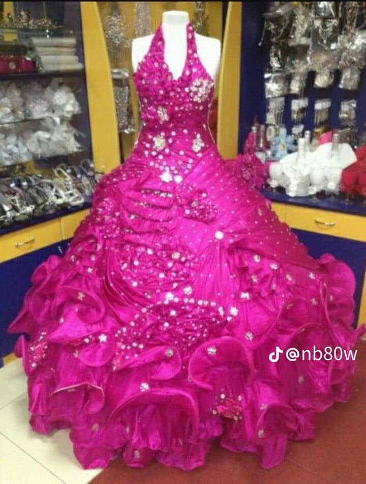 Nhiều người cho rằng màu hồng cánh sen sến súa này càng tôn lên sự diêm dúa cho chiếc váy này