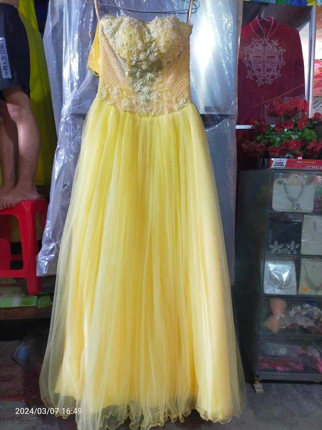 Chiếc váy với tông vàng cùng phần cúp ngực tôn dáng, tuy nhiên, nhìn tổng thể thì hơi..."lỗi thời"