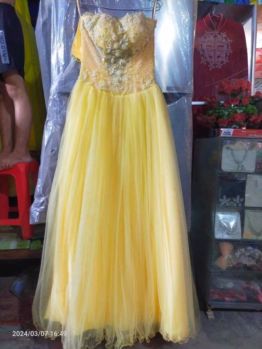 Chiếc váy với tông vàng cùng phần cúp ngực tôn dáng, tuy nhiên, nhìn tổng thể thì hơi..."lỗi thời"