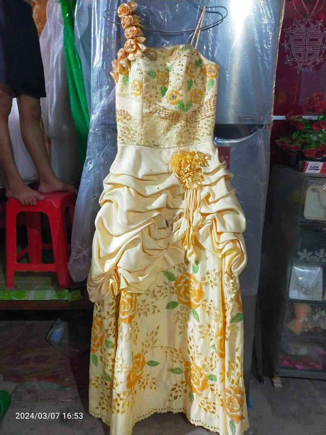 Váy cưới này chắc được lấy cảm hứng từ một vườn hoa hồng. Từ phần dây, thân áo, hoa văn đều có hình ảnh hoa hồng khoe sắc