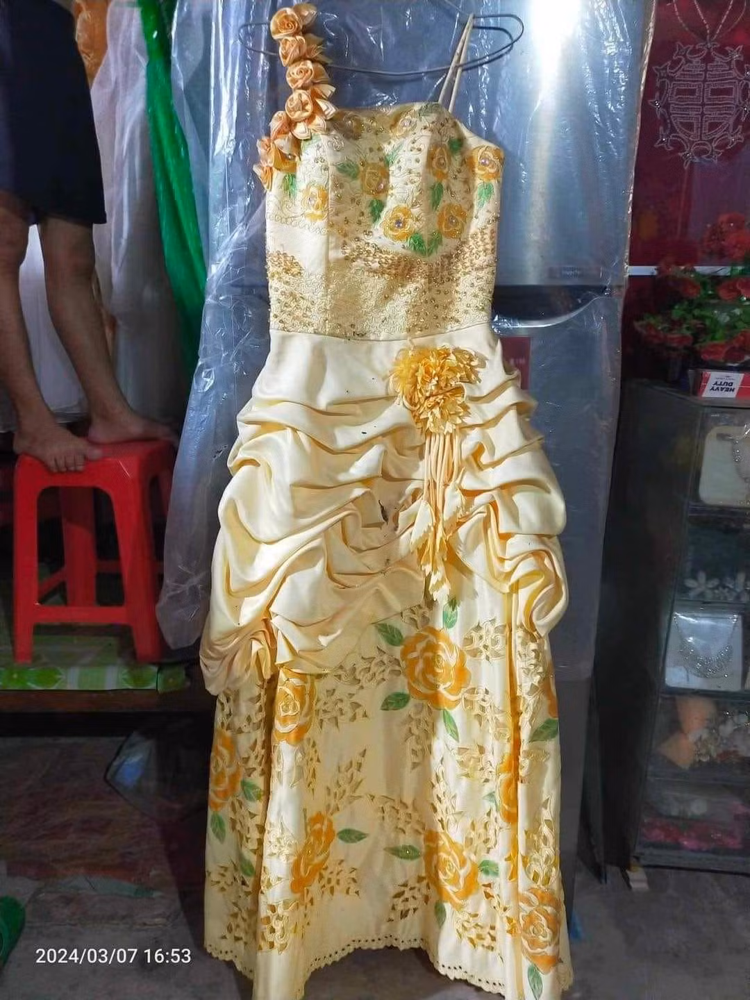 Váy cưới này chắc được lấy cảm hứng từ một vườn hoa hồng. Từ phần dây, thân áo, hoa văn đều có hình ảnh hoa hồng khoe sắc