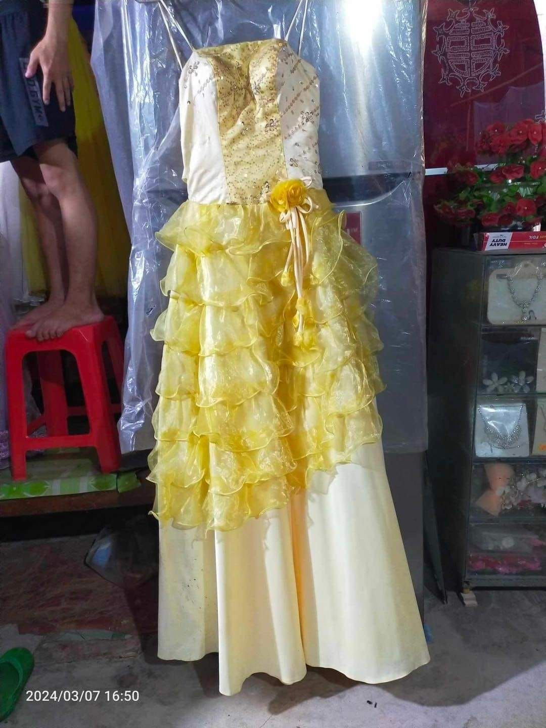 Tuổi đời của chiếc váy này chắc cũng lớn lắm rồi đây