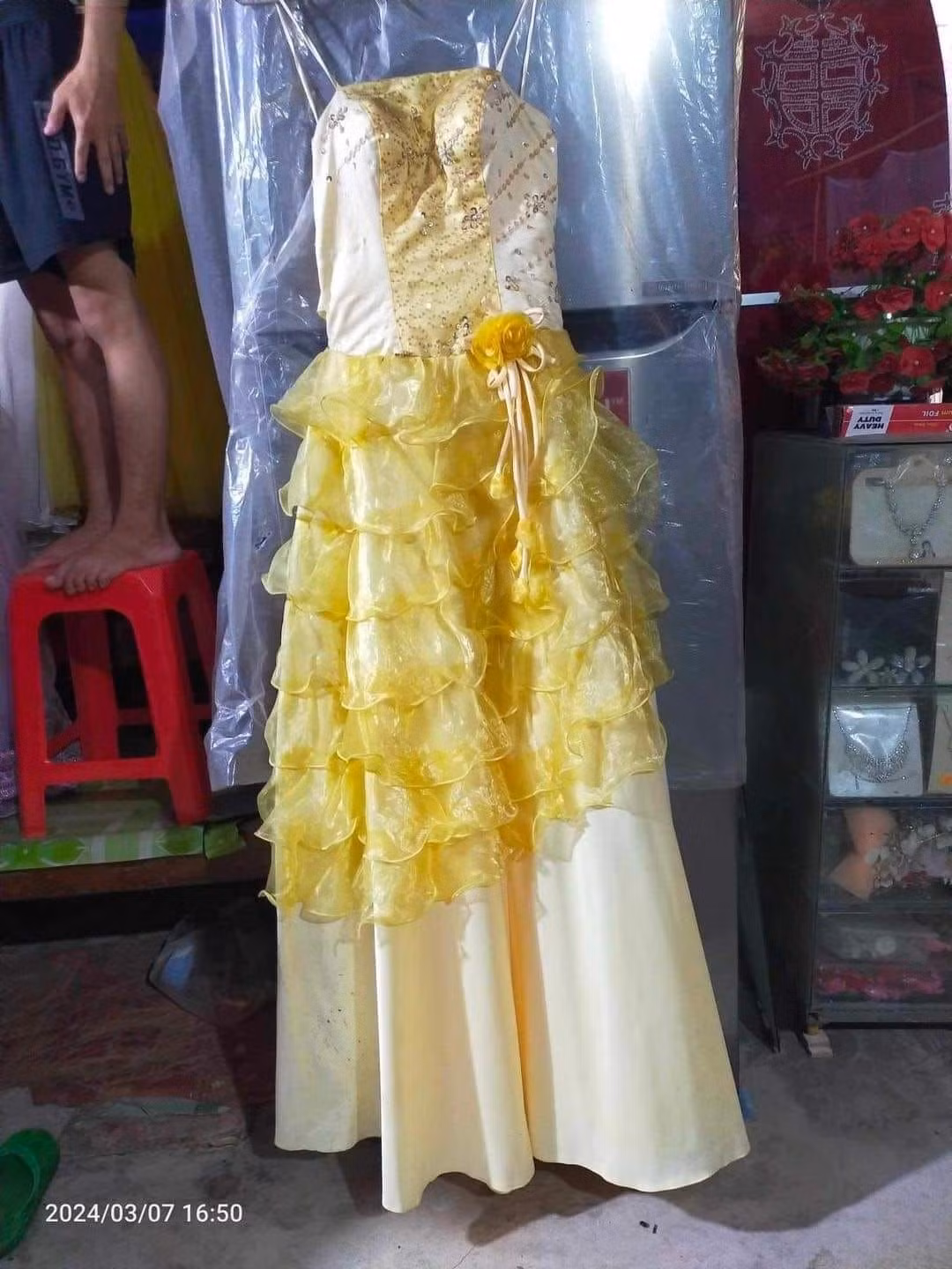 Tuổi đời của chiếc váy này chắc cũng lớn lắm rồi đây