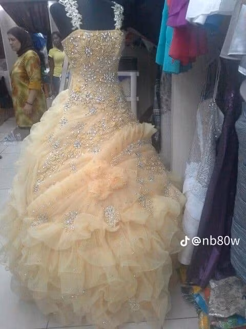 Thiết kế có phần diêm dúa, phần dưới thân váy sử dụng vải ren tạo độ phồng