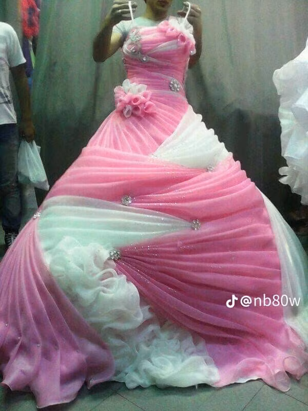 Ngày nay, xu hướng váy cưới có nhiều thay đổi, nhiều cô dâu để tiết kiệm chi phí thì chỉ lựa chọn thuê chứ không may váy cưới