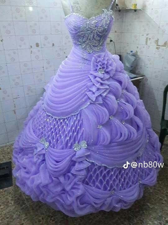 Nhiều người đã bình luận: "Ngày xưa có được chiếc váy cưới này là cô dâu đẹp nhất vùng", "Đừng đùam thời ông bà ta thì phải thuộc dạng tiểu thư mới có được váy cưới thiết kế riêng giới hạn như này đấy"