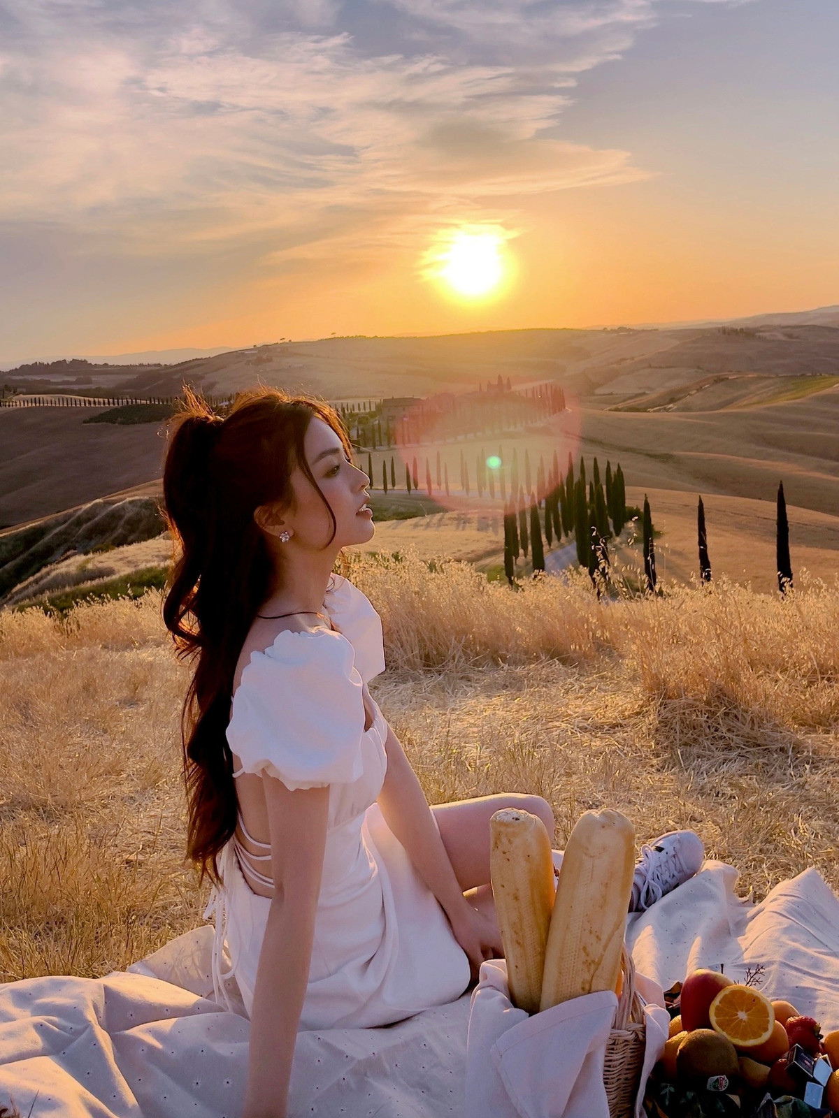 Cô theo đuổi phong cách thời trang nữ tính và thanh lịch, tôn lên vóc dáng thon gọn.