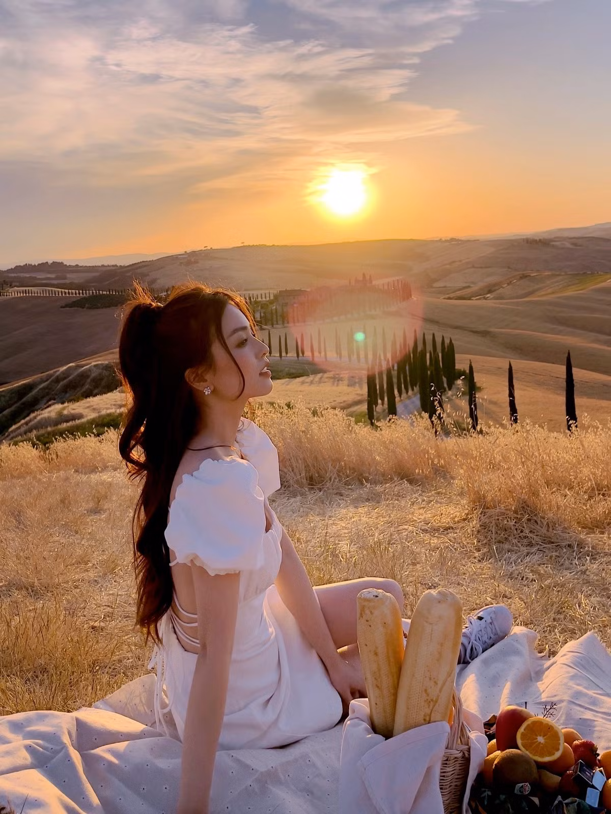 Cô theo đuổi phong cách thời trang nữ tính và thanh lịch, tôn lên vóc dáng thon gọn.