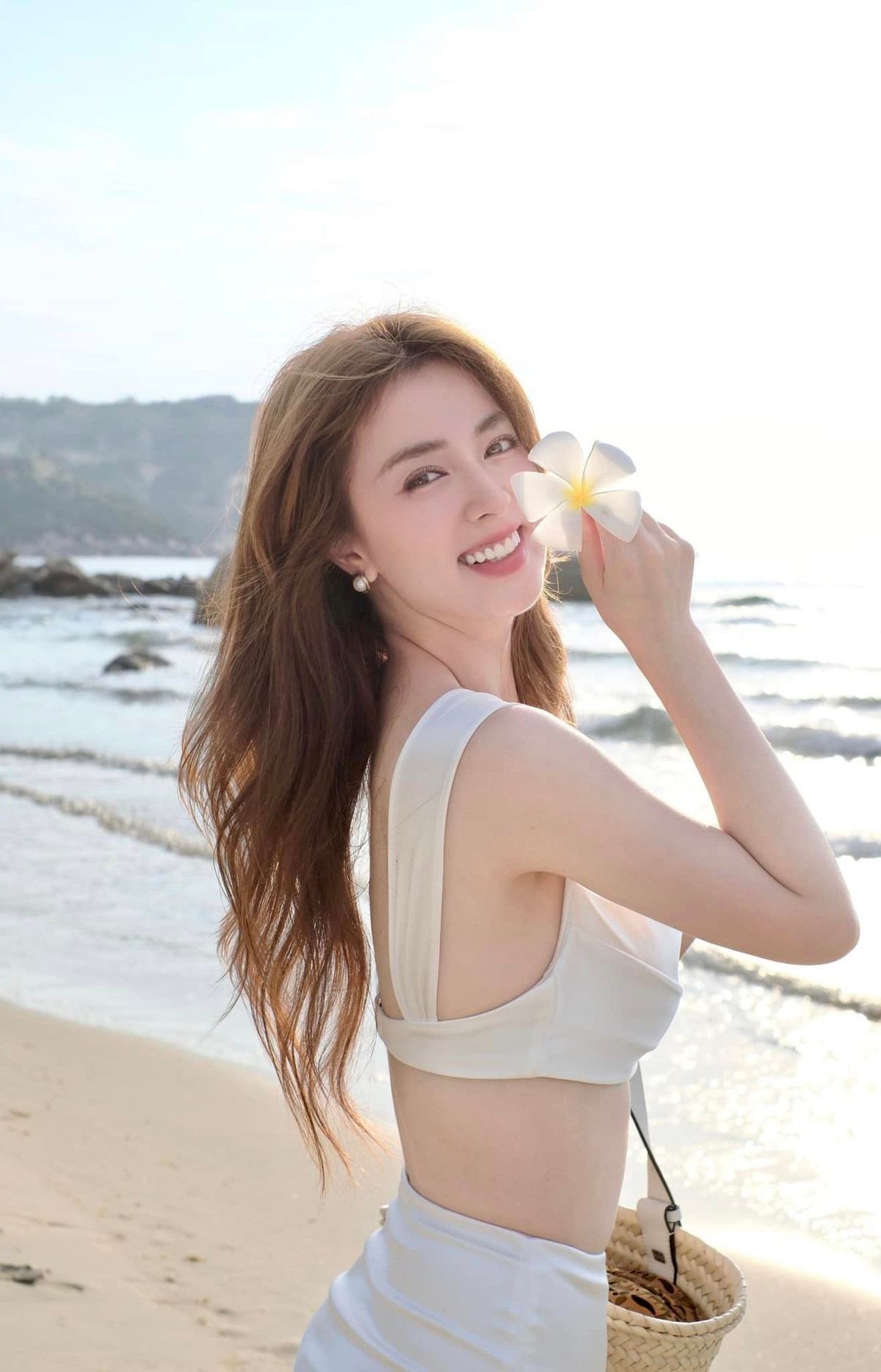 Mới đây, nàng "hoa khôi trường y" vừa đăng tải bộ ảnh dạo biển mùa hè trong trang phục bikini màu trắng kem đầy hút mắt.