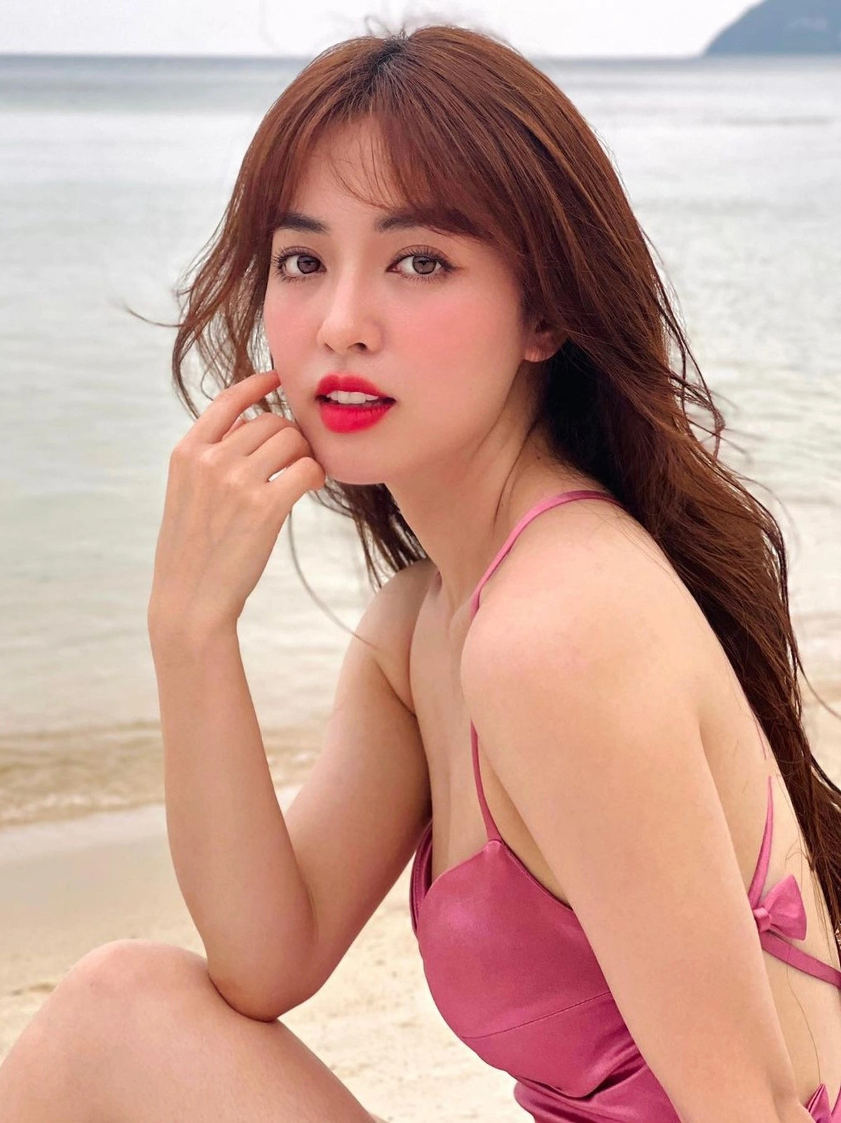 Bikini lụa được cô nàng ưa thích và lựa chọn mặc đi biển trong nhiều dịp khác nhau.