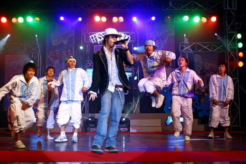 Tuyết yêu thương của Young-Uno từng là một trong những bản hit quen thuộc nhất của khán giả trẻ. Ca khúc pop này không chỉ mới mẻ về phần hòa âm mà còn mang đến một hơi thở khác so với những bản "nhạc Hoa lời Việt" đang "làm mưa làm gió" tại VPop.