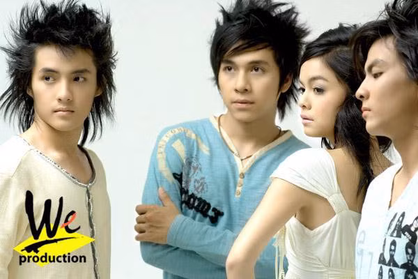 Mùa hè ngọt ngào là bản hit của nữ ca sĩ Phạm Quỳnh Anh cùng "đàn em" WeBoys. Bản hit này giữ đúng tinh thần của một ca khúc nhạc teen với giai điệu dễ nghe, ca từ với cảm xúc trong veo và gần gũi với đời sống của người trẻ.