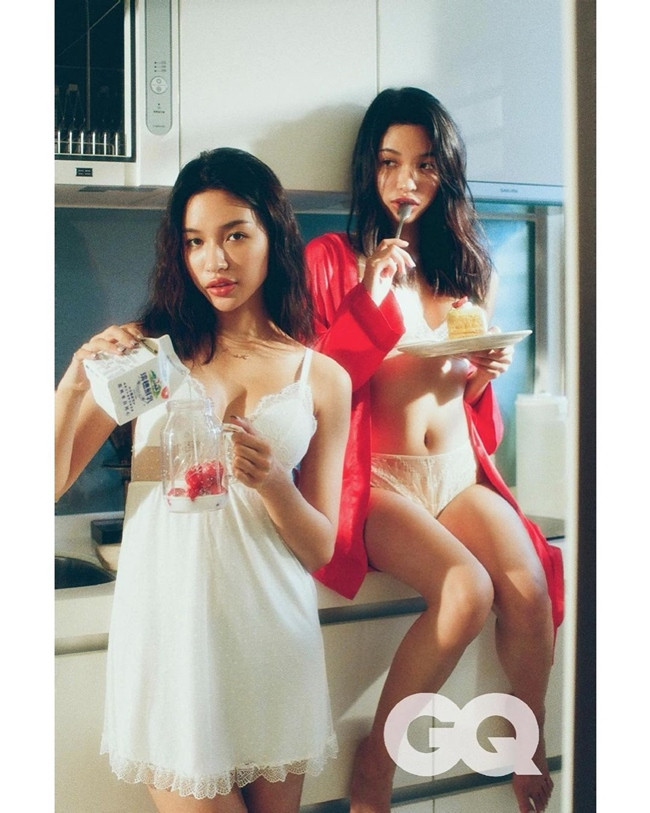 Cặp chị em sinh đôi có nhan sắc gợi cảm, trang instagram của 2 cô gái đều sở hữu nhiều lượt follow. Cụ thể Ling Han có hơn 114k, Qin Han có hơn 134k người theo dõi