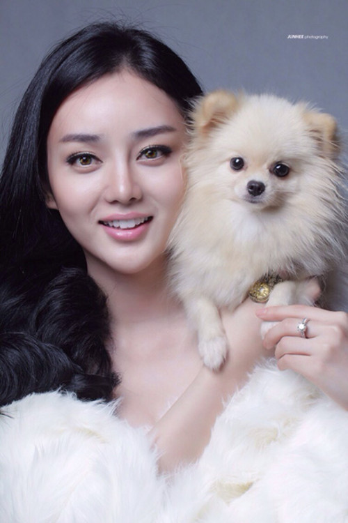 Phẫu thuật thành công, Angela Minh Châu trở thành hot girl đẹp hoàn mỹ với vẻ ngoài thuần khiết và được nhiều người quan tâm và đặt cho biệt danh "Phạm Băng Băng Việt Nam".