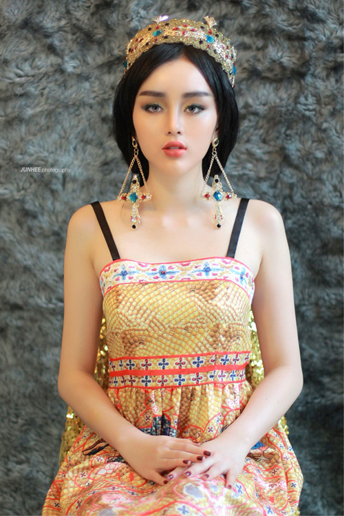 Angela Minh Châu. Năm 2013, dân mạng Việt Nam bất ngờ khi bắt gặp hình ảnh 1 cô gái có gương mặt khá giống Phạm Băng Băng. Được biết, cô gái này có tên Angela Minh Châu và cô đã sử dụng phương pháp phẫu thuật thẩm mỹ để có được gương mặt như ý muốn.