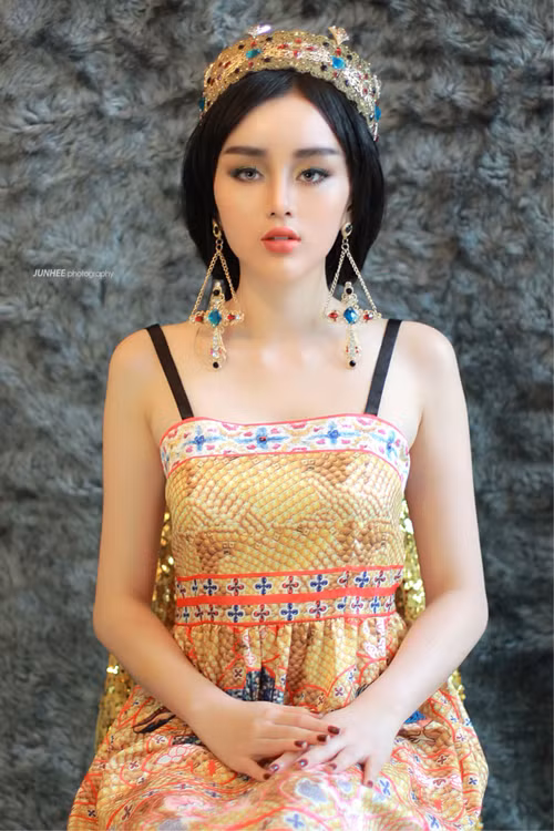 Angela Minh Châu. Năm 2013, dân mạng Việt Nam bất ngờ khi bắt gặp hình ảnh 1 cô gái có gương mặt khá giống Phạm Băng Băng. Được biết, cô gái này có tên Angela Minh Châu và cô đã sử dụng phương pháp phẫu thuật thẩm mỹ để có được gương mặt như ý muốn.