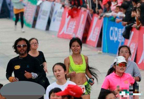 Đậu Mao, cô gái đến từ Hàng Châu, xuất hiện trong cuộc thi chạy maraton quốc tế ở Hạ Môn, bỗng dưng nổi như cồn vì có gương mặt Vline cực giống Phạm Băng Băng.