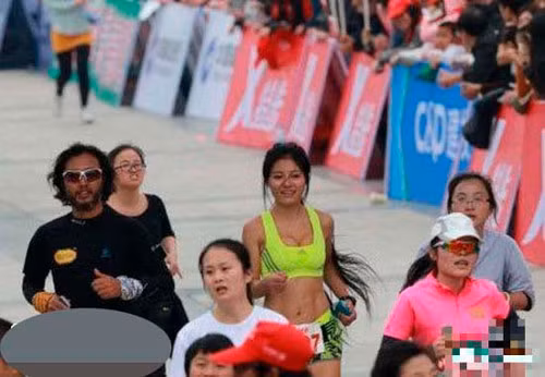 Đậu Mao, cô gái đến từ Hàng Châu, xuất hiện trong cuộc thi chạy maraton quốc tế ở Hạ Môn, bỗng dưng nổi như cồn vì có gương mặt Vline cực giống Phạm Băng Băng.