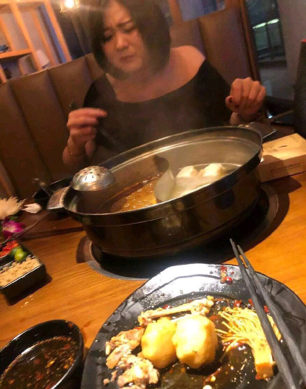 Thế nhưng khi đếm điểm hẹn, chàng trai khốn khổ dường như không tin vào mắt mình, ngơ ngác một hồi mới nhận ra được bạn gái trong mơ của mình bấy lâu lại có ngoại hình xa lạ. Sau buổi hẹn, anh chàng nhẹ nhàng chặn mọi liên hệ, không dám nhìn thẳng vào sự thật thêm lần nào nữa.