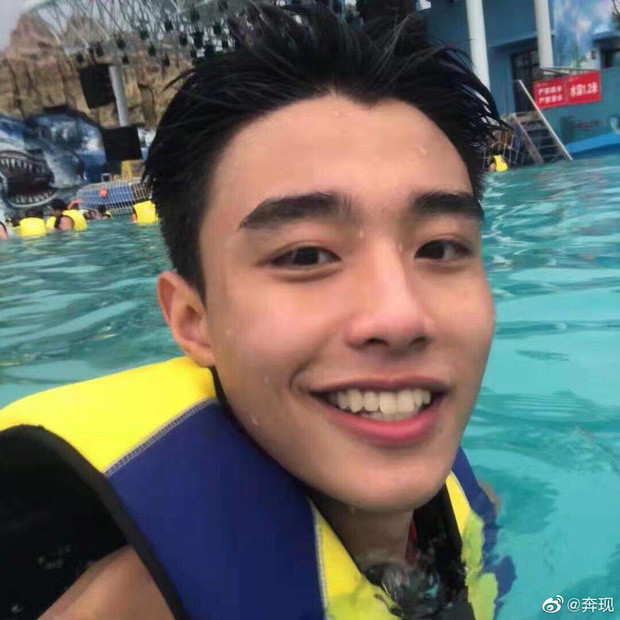 Một cô gái người Đài Loan cũng "dính lời nguyền" mê mệt một chàng trai vô tình quen được thông qua ứng dụng hẹn hò và hí hửng, hồi hộp từng ngày để gặp gỡ người trong mộng.