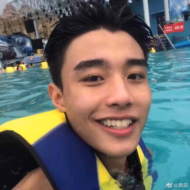 Một cô gái người Đài Loan cũng "dính lời nguyền" mê mệt một chàng trai vô tình quen được thông qua ứng dụng hẹn hò và hí hửng, hồi hộp từng ngày để gặp gỡ người trong mộng.